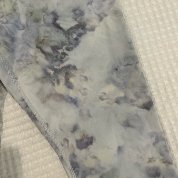 Athleta elation snow dye butter soft NWOT. - Picture 3 of 5